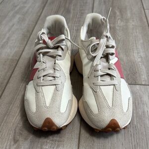 New Balance 327 Women's Sneakers - Cream and red